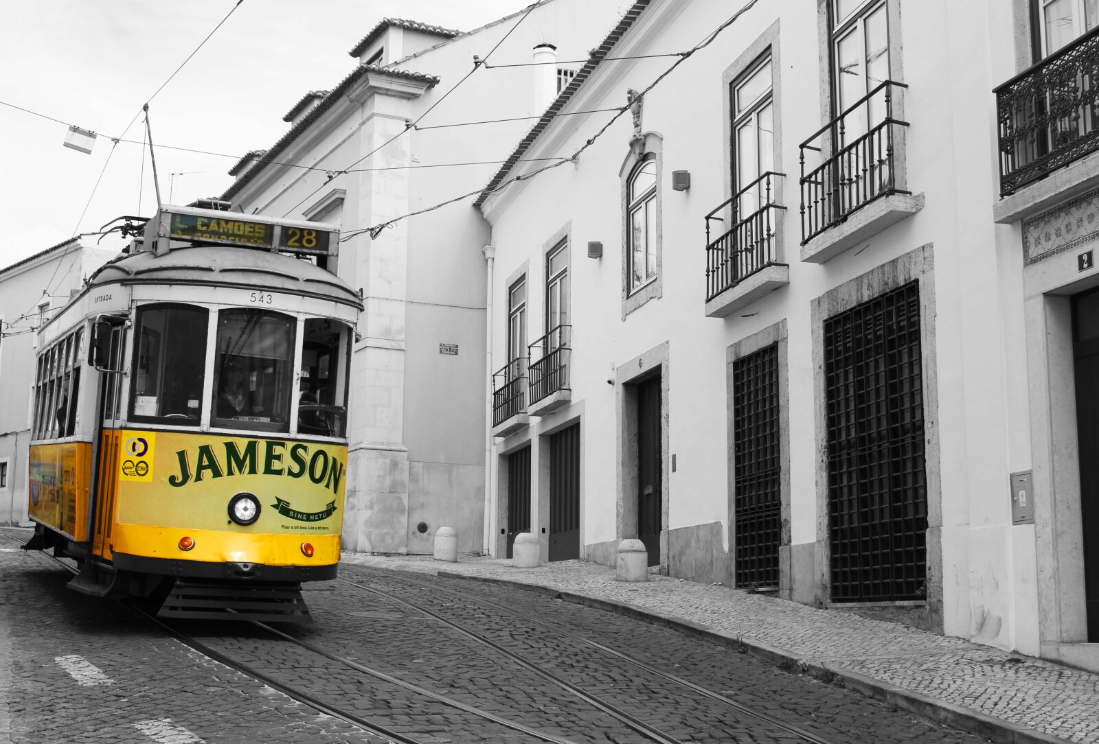 Canon EOS 100D (EOS Rebel SL1 / EOS Kiss X7) sample photo. Tram, yellow, lisbon photography