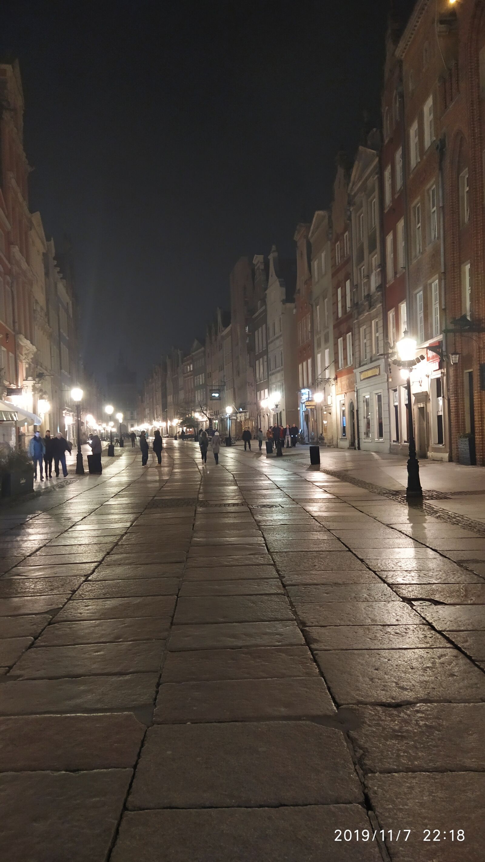 Xiaomi Redmi Note 7 sample photo. Gdansk night, shopping arcade photography
