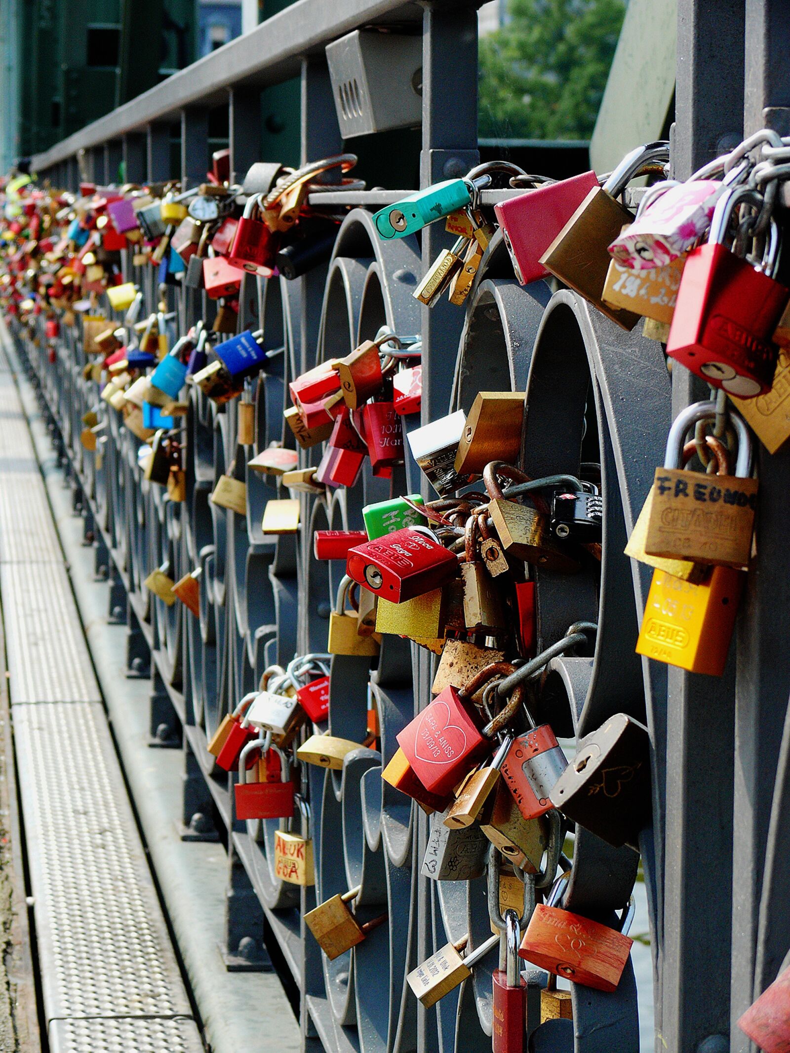 Leica V-LUX 1 sample photo. Love locks, castles, love photography