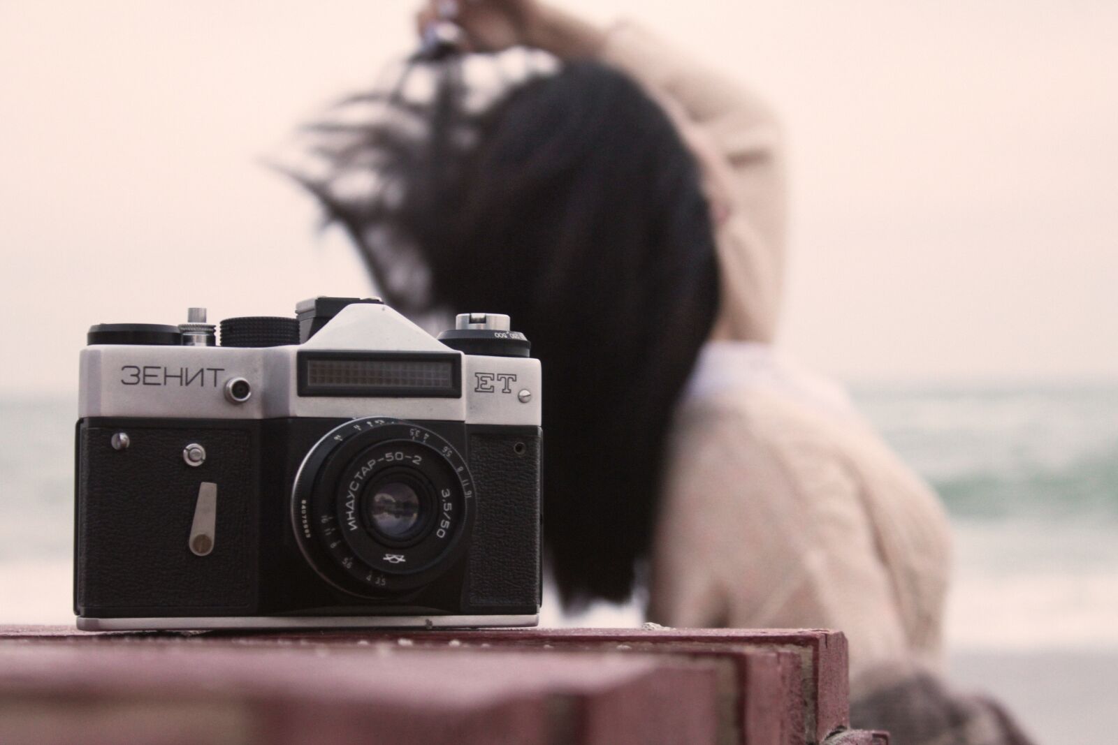 Canon EOS 1100D (EOS Rebel T3 / EOS Kiss X50) sample photo. Girl, camera, sea photography