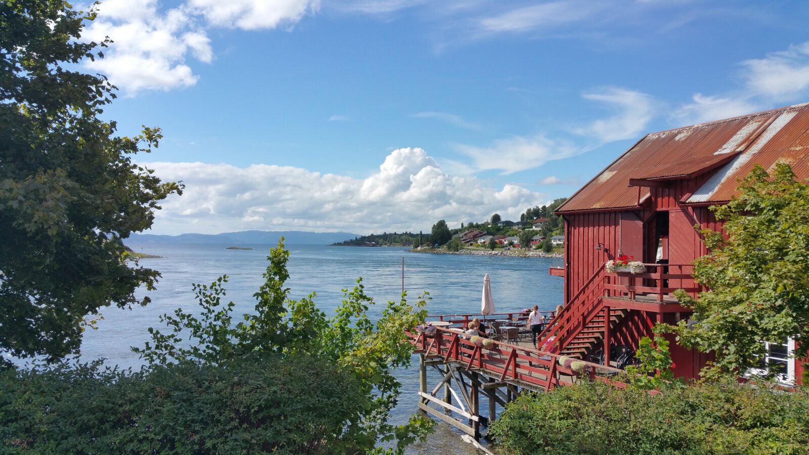 Samsung Galaxy Note4 sample photo. Clouds, red house, water photography