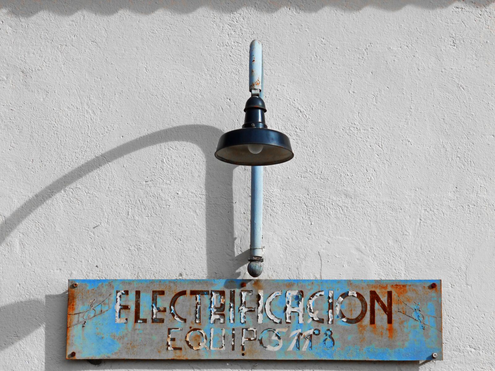 Panasonic DMC-FZ62 sample photo. Lamp, poster, old photography