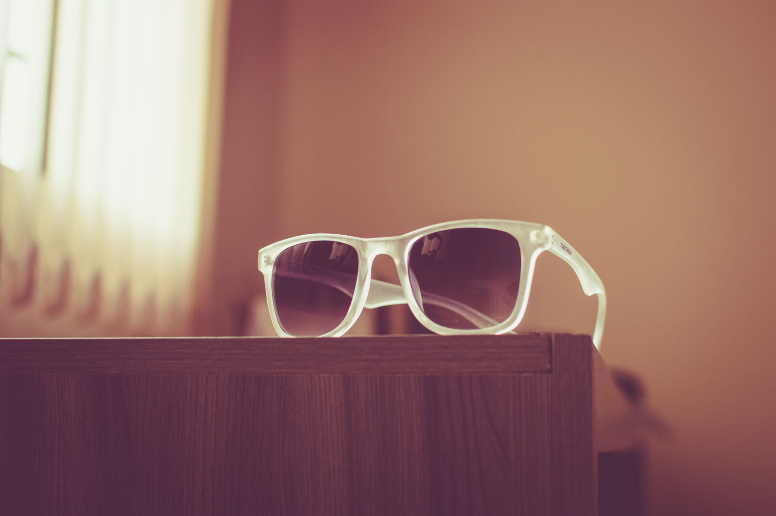 Nikon D3200 + Nikon AF-S DX Nikkor 35mm F1.8G sample photo. Colors, curtain, design, eyeglasses photography