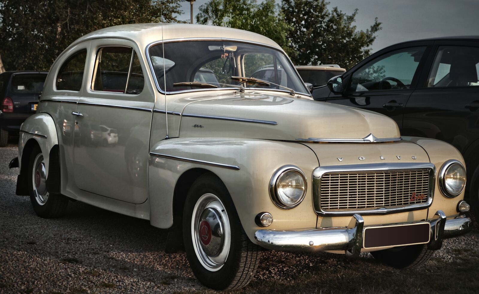 Panasonic Lumix DMC-FZ1000 sample photo. Volvo, vehicle, car photography