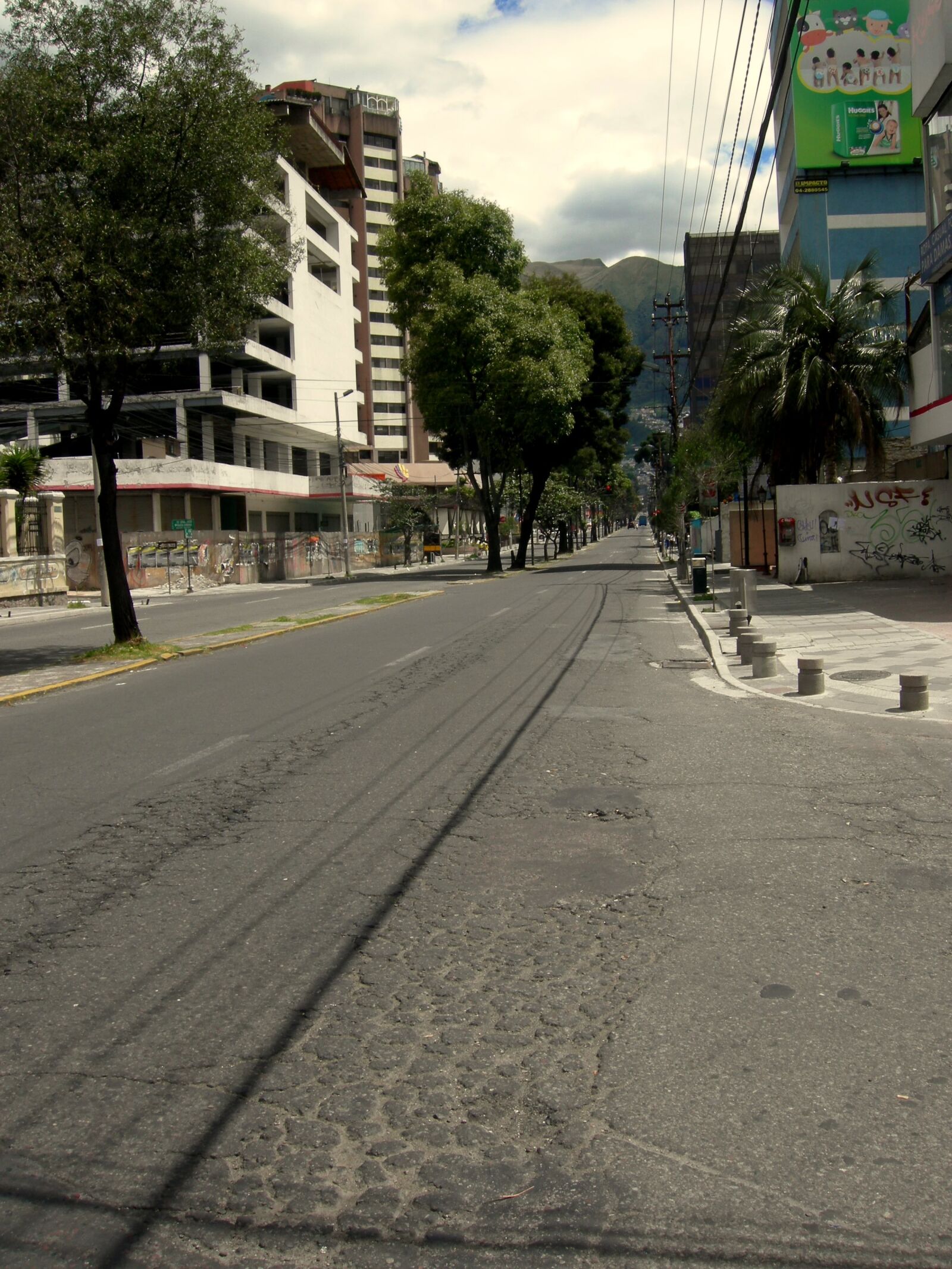 Nikon COOLPIX P1 sample photo. Quito, ecuador, street photography