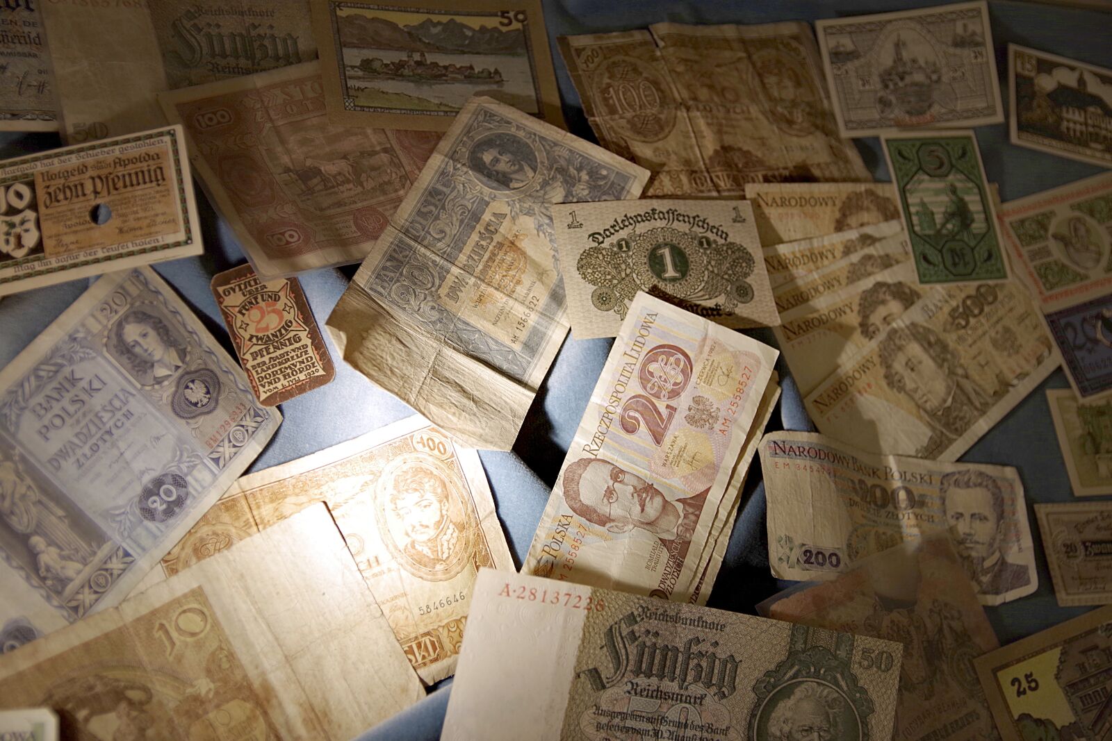 Pentax K-S2 sample photo. Money, euro banknotes, savings photography