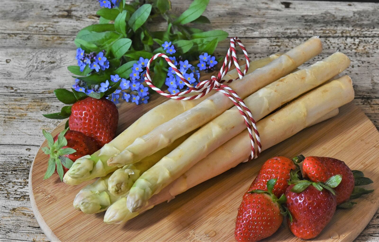 Nikon D7200 sample photo. Asparagus, strawberries, spring photography