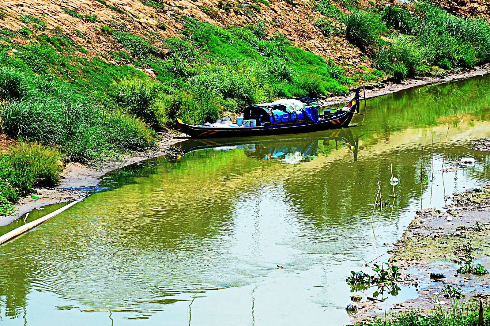 Nikon D3200 sample photo. Small channels, house boat photography