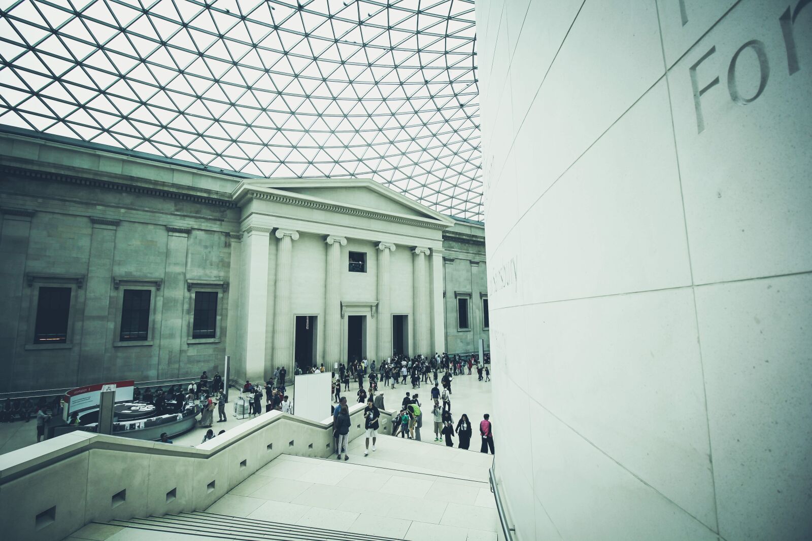 Canon EOS 550D (EOS Rebel T2i / EOS Kiss X4) sample photo. Airport, architecture, british museum photography