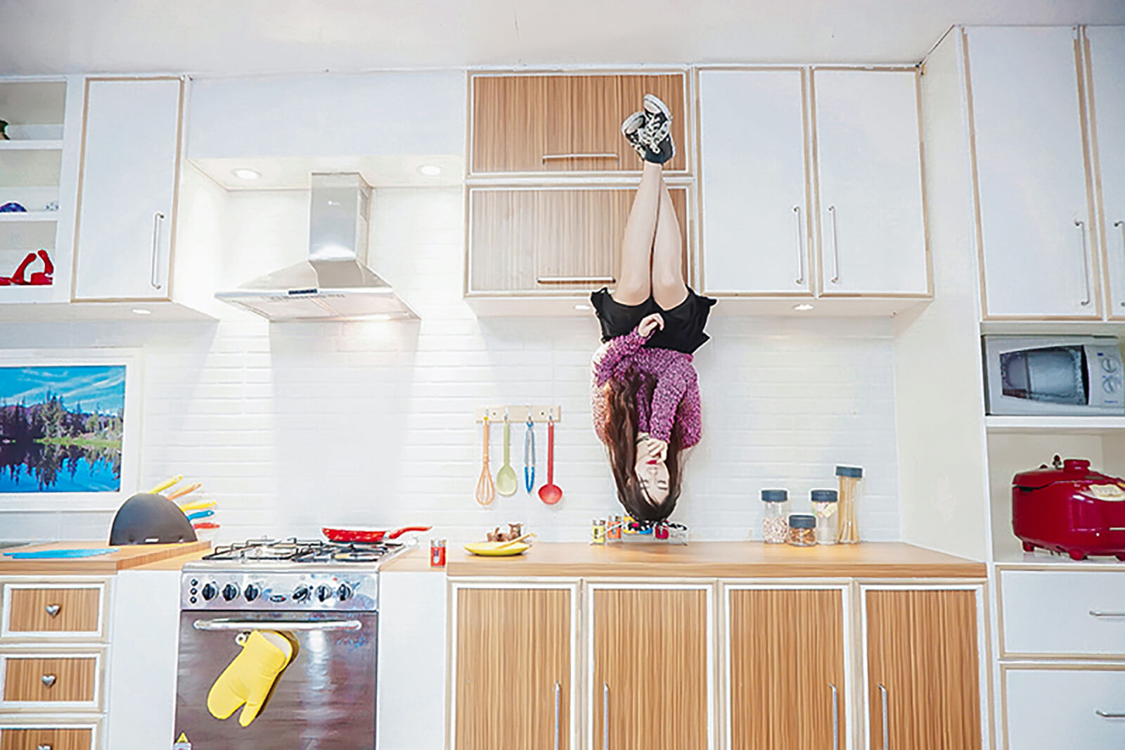 Sony E 16-50mm F3.5-5.6 PZ OSS sample photo. Adult, chill, converse, cozy photography
