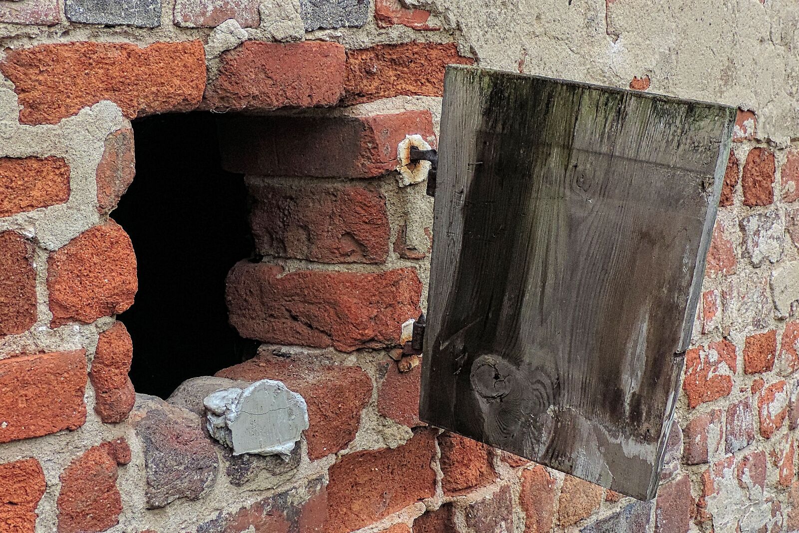 Nikon Coolpix P520 sample photo. Barn, brick wall, luke photography