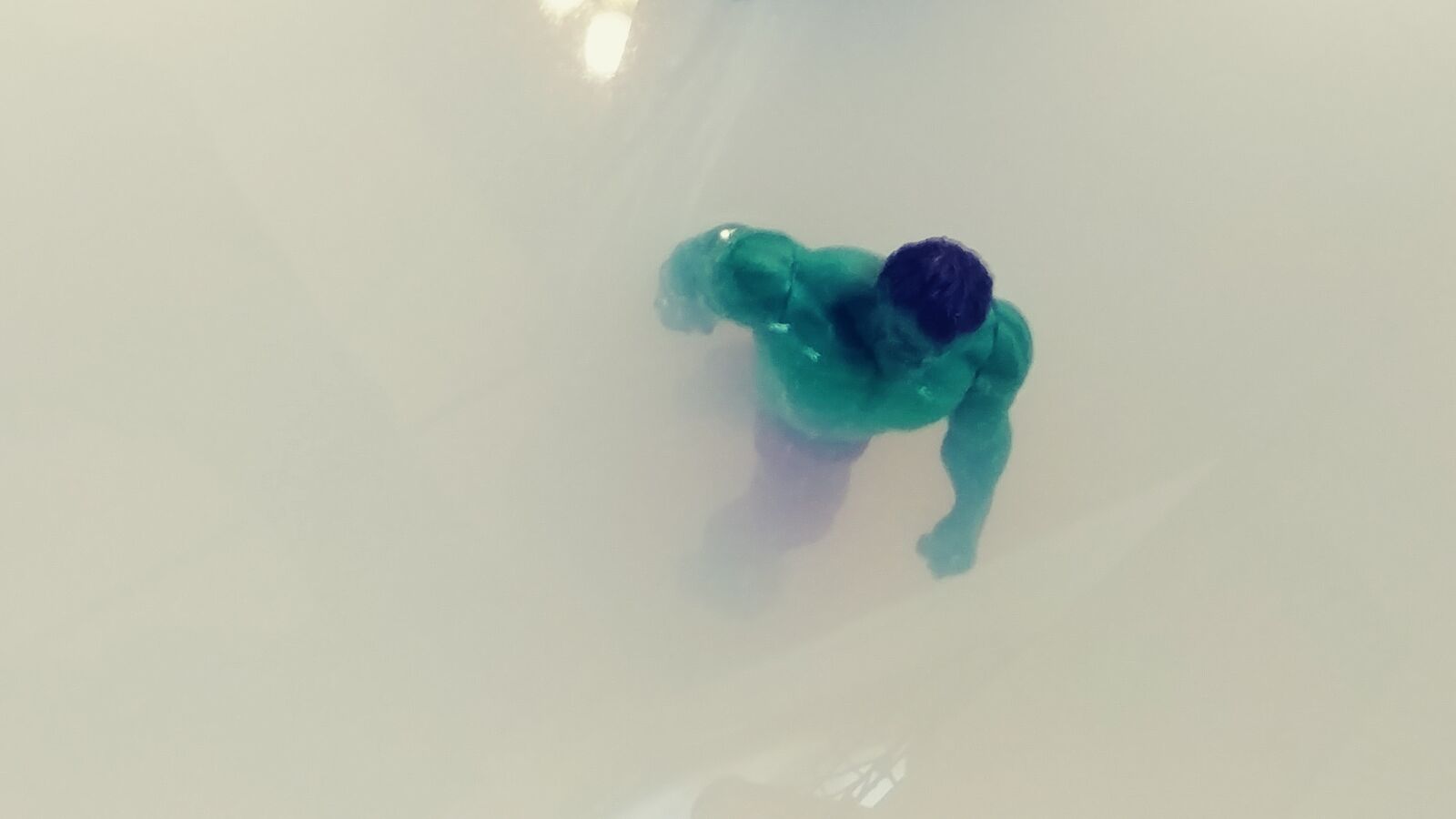 LG V20 sample photo. Hulk, bath water, bathtub photography