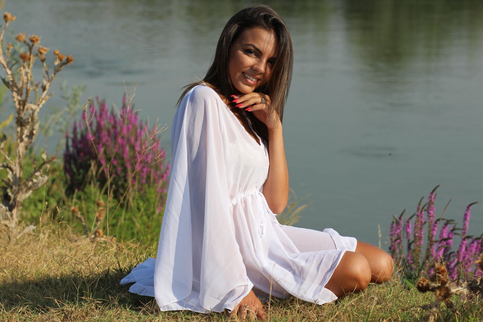 Canon EOS 700D (EOS Rebel T5i / EOS Kiss X7i) + Canon EF 85mm F1.8 USM sample photo. Girl, lake, dress photography