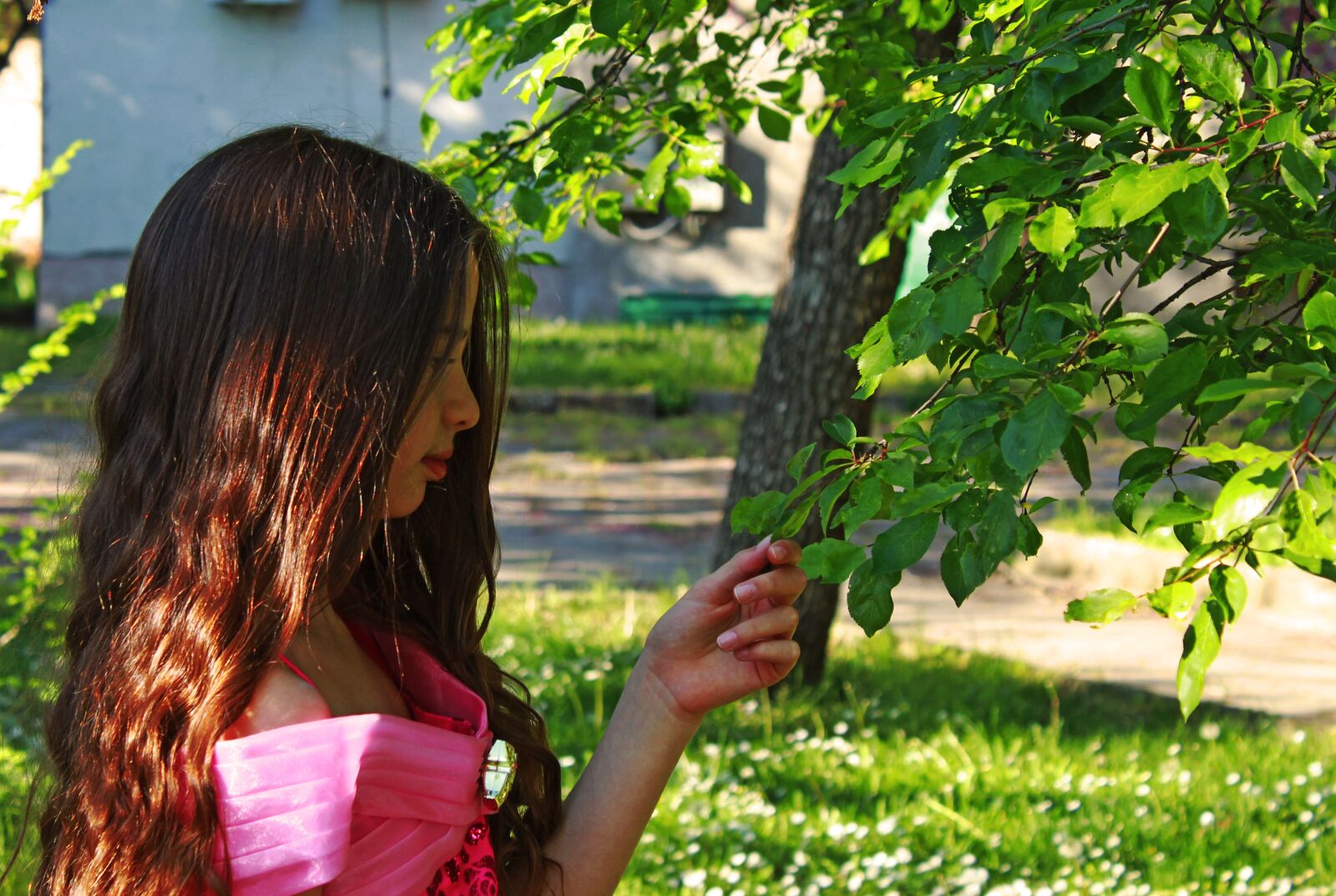 Canon EOS 4000D (EOS Rebel T100 / EOS 3000D) sample photo. Girl, leaves, nature photography