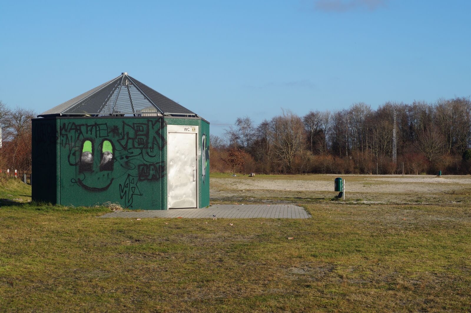 Sony SLT-A58 sample photo. Toilettenhaus, badesee, trees photography