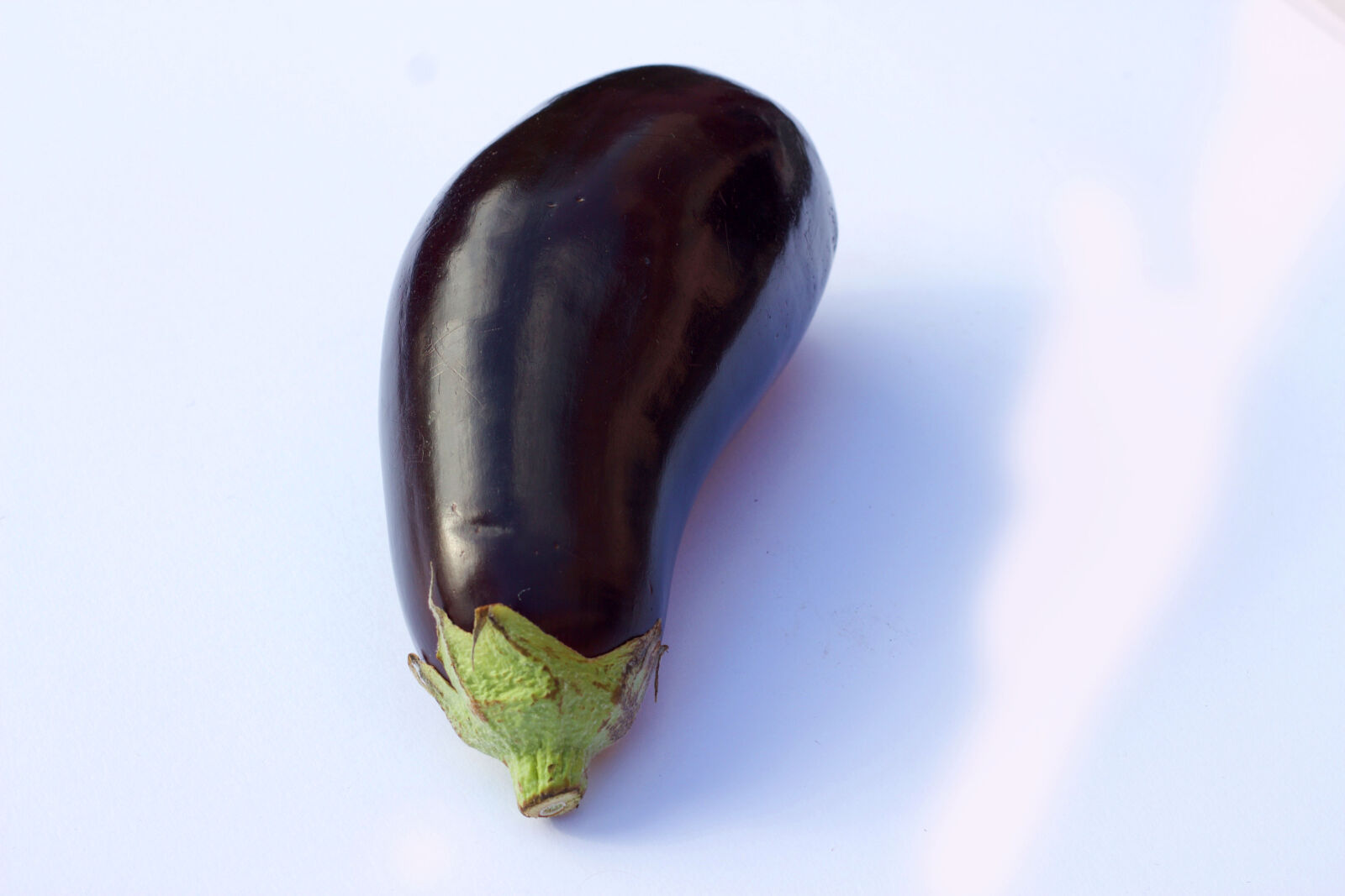 Canon EOS 550D (EOS Rebel T2i / EOS Kiss X4) + Canon EF 50mm F1.8 II sample photo. Closeup, eggplant, healthy, purple photography