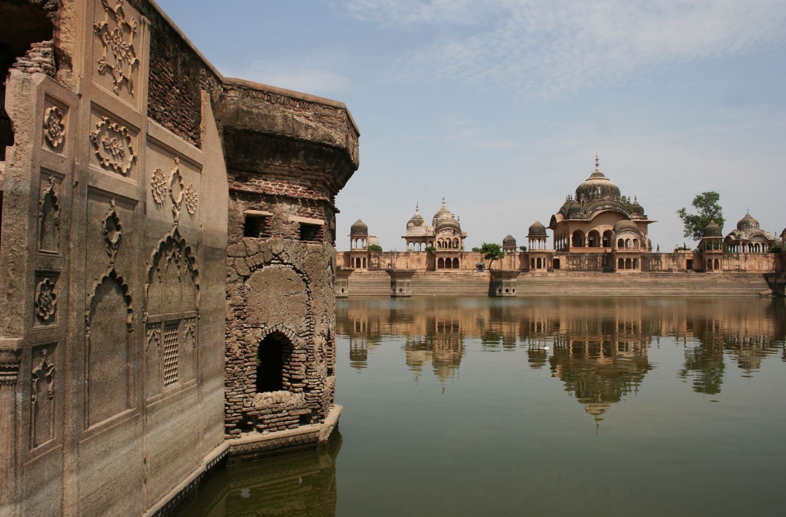 Canon EOS 350D (EOS Digital Rebel XT / EOS Kiss Digital N) sample photo. Vrindavan city, ruins, reflection photography