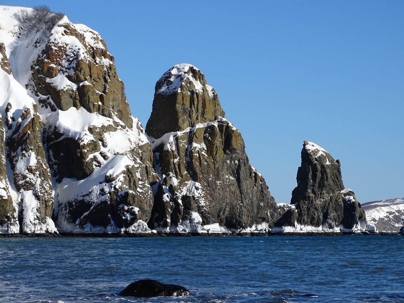 Sony DSC-HX400 sample photo. The pacific ocean, rocks photography
