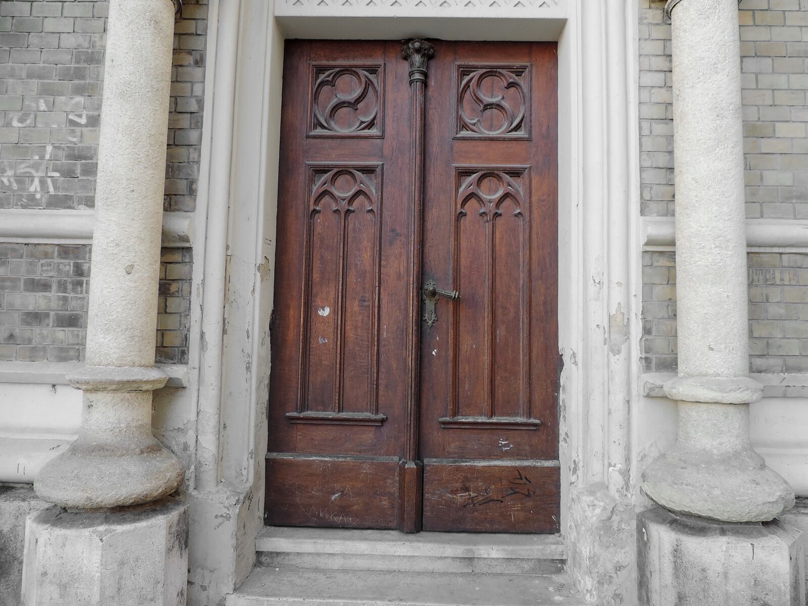 Nikon Coolpix P520 sample photo. Front door, building, old photography
