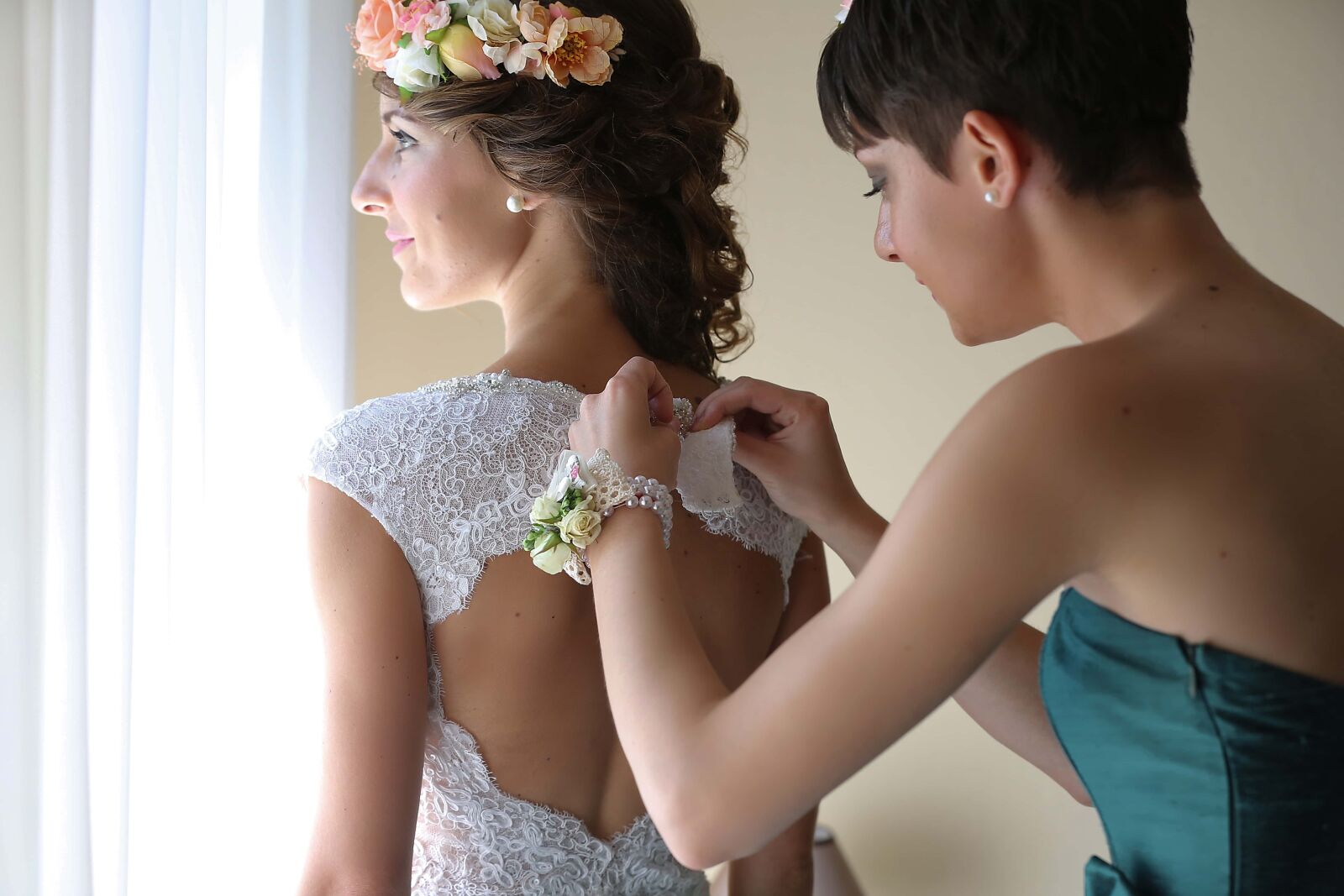 Canon EOS 5D Mark III sample photo. Helping, girlfriend, bride, posing photography