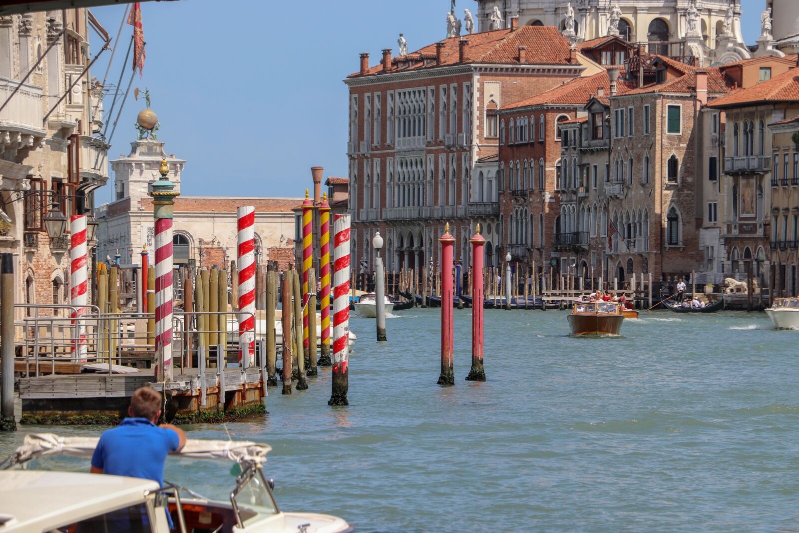 Canon EOS 200D (EOS Rebel SL2 / EOS Kiss X9) sample photo. Venice, roofs, channel photography