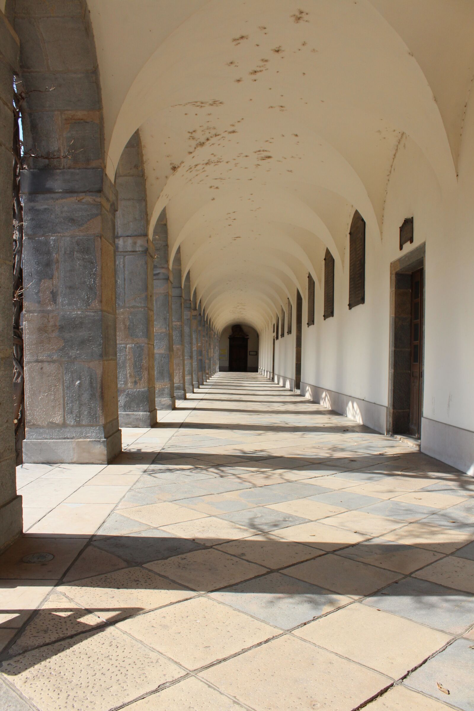 Canon EOS 700D (EOS Rebel T5i / EOS Kiss X7i) sample photo. Corridor, post, construction photography