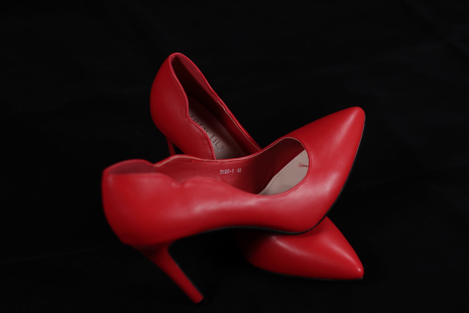Canon EOS 77D (EOS 9000D / EOS 770D) sample photo. Shoes, red, high photography