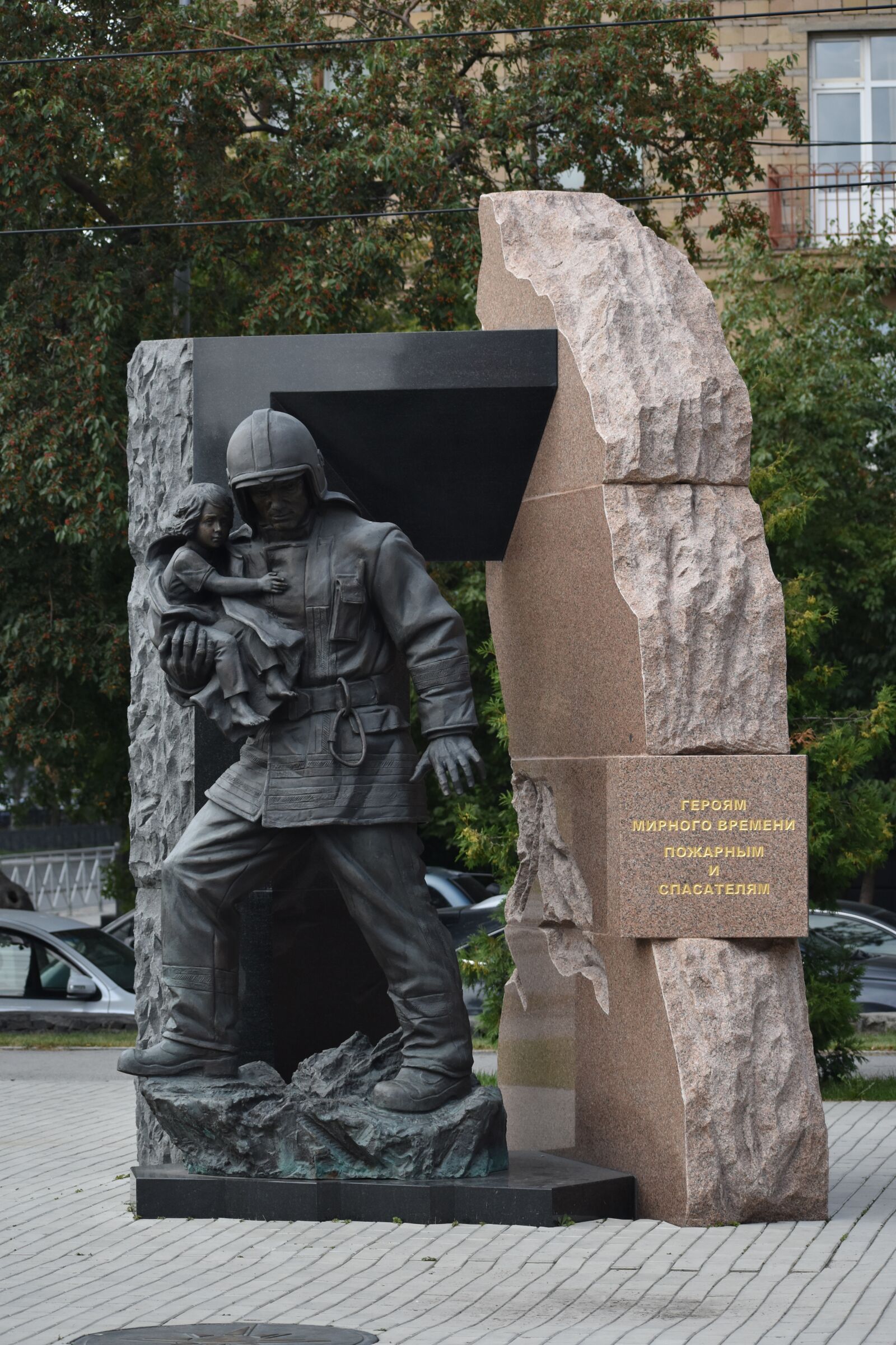 Nikon D3400 sample photo. Monument, sculpture, firefighter photography