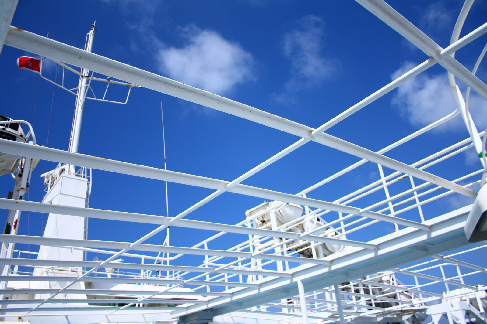 Canon EF-S 18-55mm F3.5-5.6 II sample photo. Blue, boat, pattern, sky photography