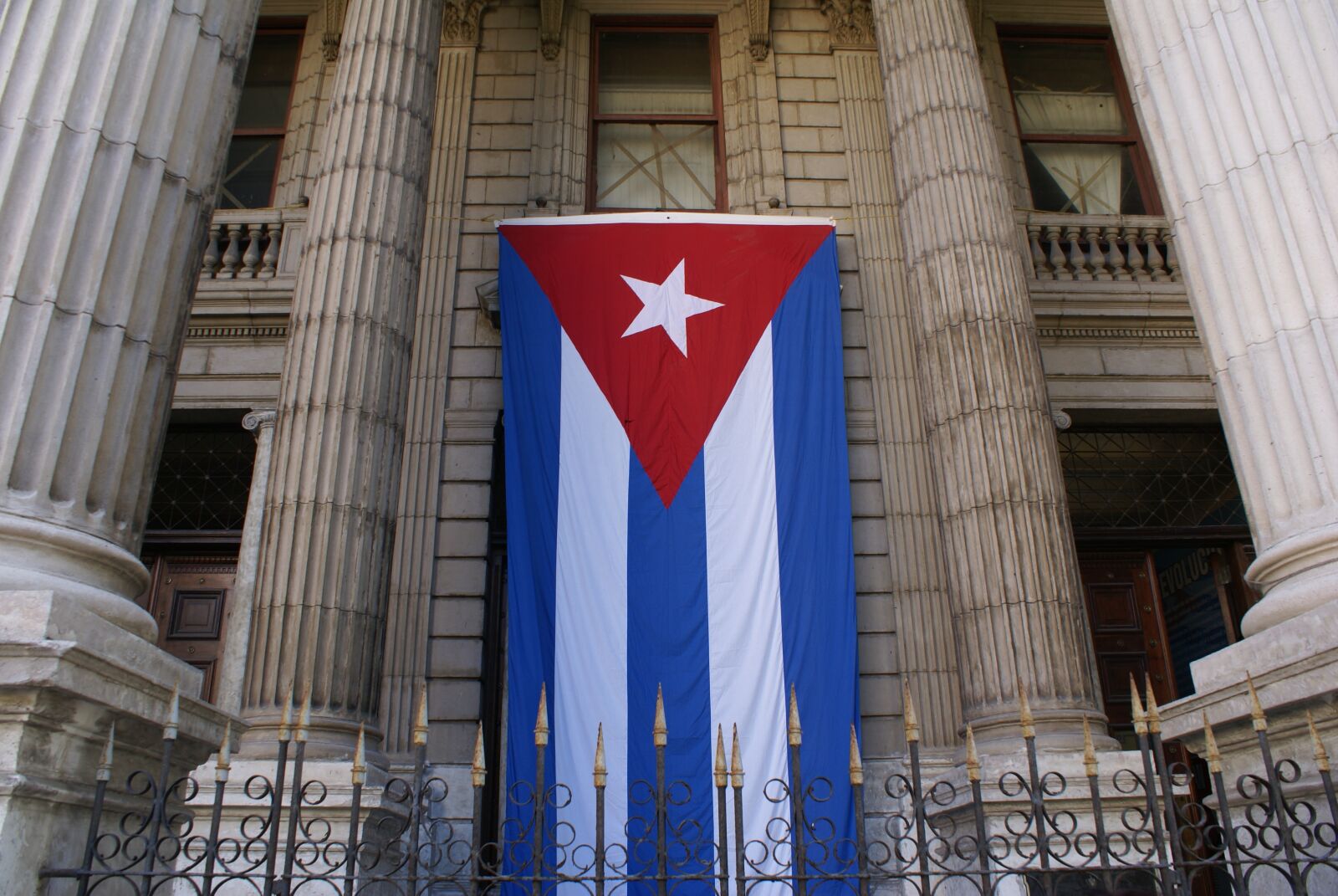 Sony Alpha DSLR-A100 sample photo. Cuba, havana, cuban flag photography