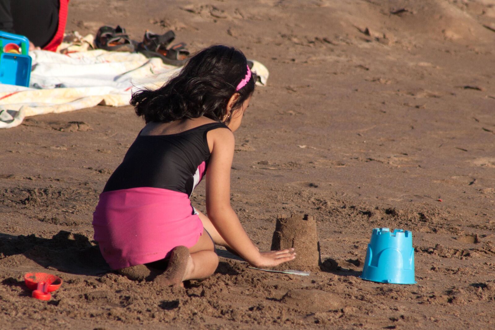 Canon EOS 500D (EOS Rebel T1i / EOS Kiss X3) sample photo. Little girl, sand, play photography
