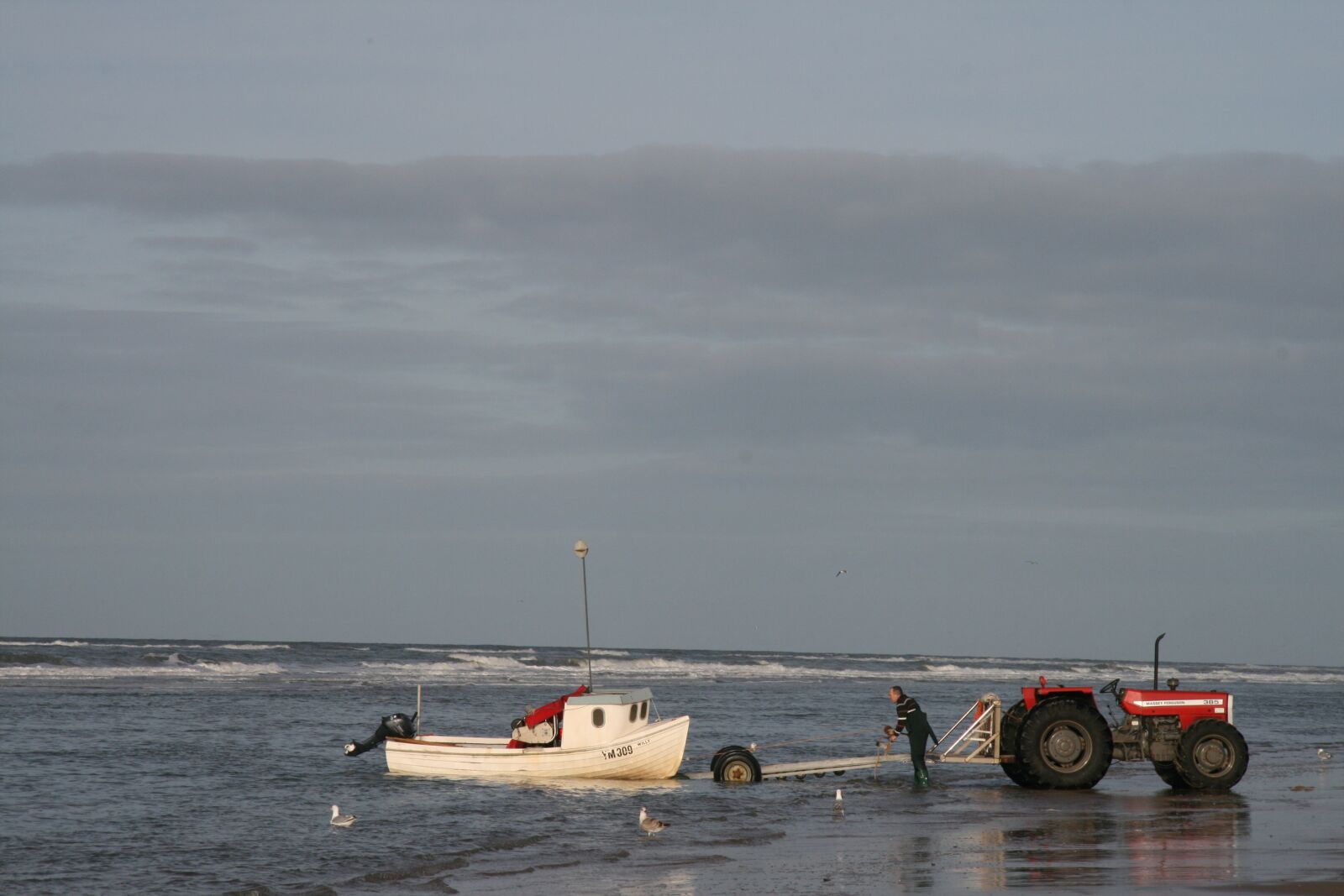 Canon EOS 400D (EOS Digital Rebel XTi / EOS Kiss Digital X) sample photo. Egmond, small fishersboat, at photography