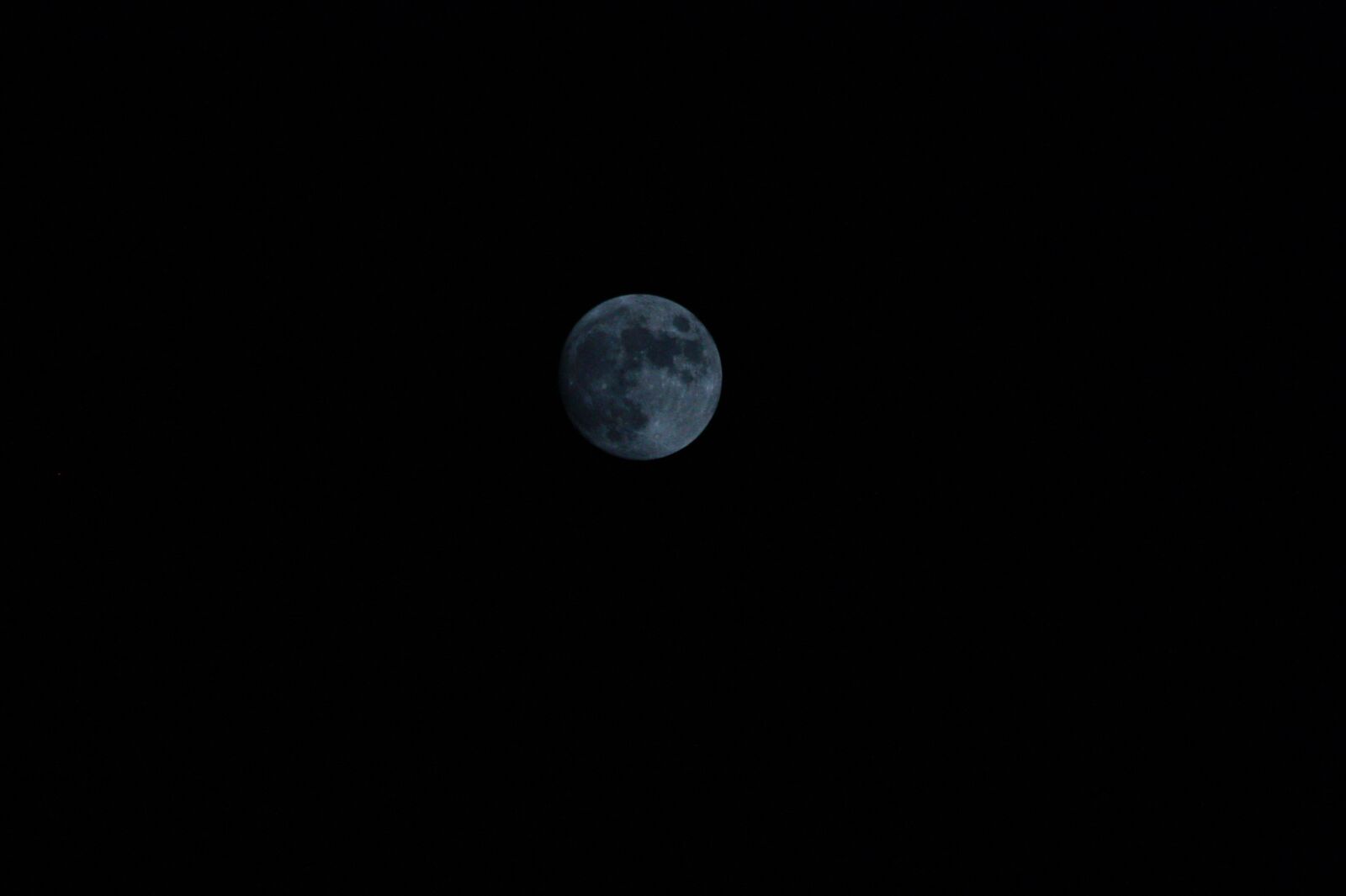 Canon EOS 450D (EOS Rebel XSi / EOS Kiss X2) sample photo. Month, moon, landscape photography