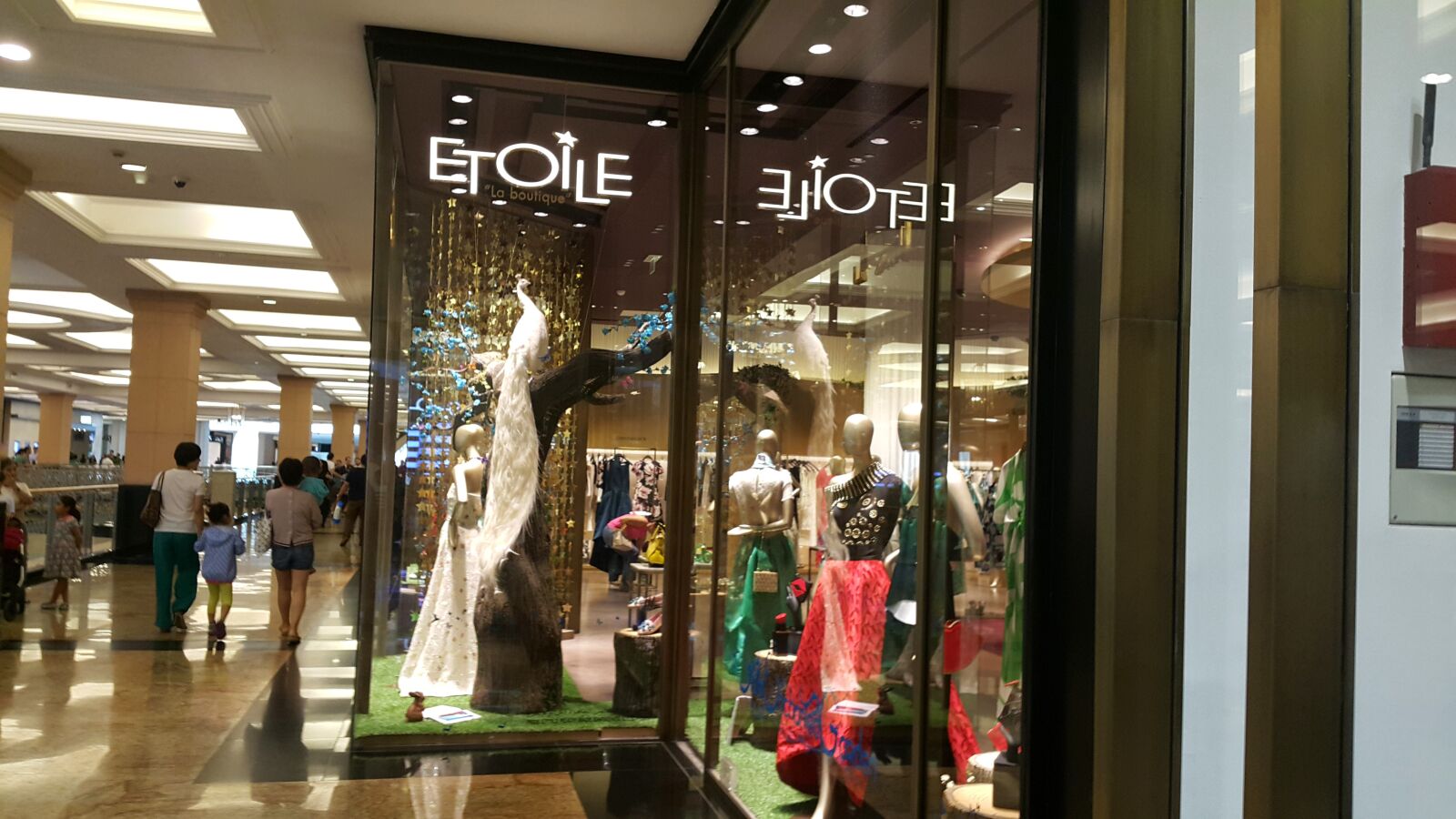 Samsung Galaxy Note4 sample photo. White, peacock, mall photography