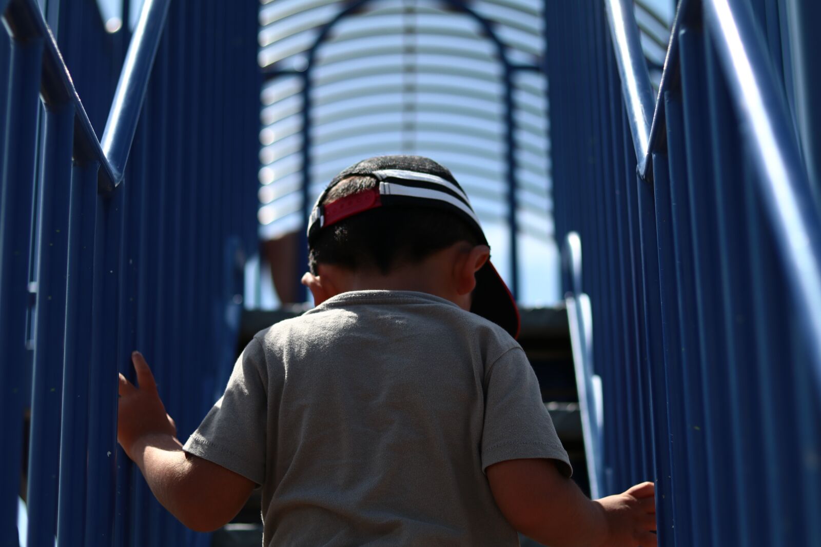 Canon EF 50mm F1.8 STM sample photo. Kids, from behind, blue photography