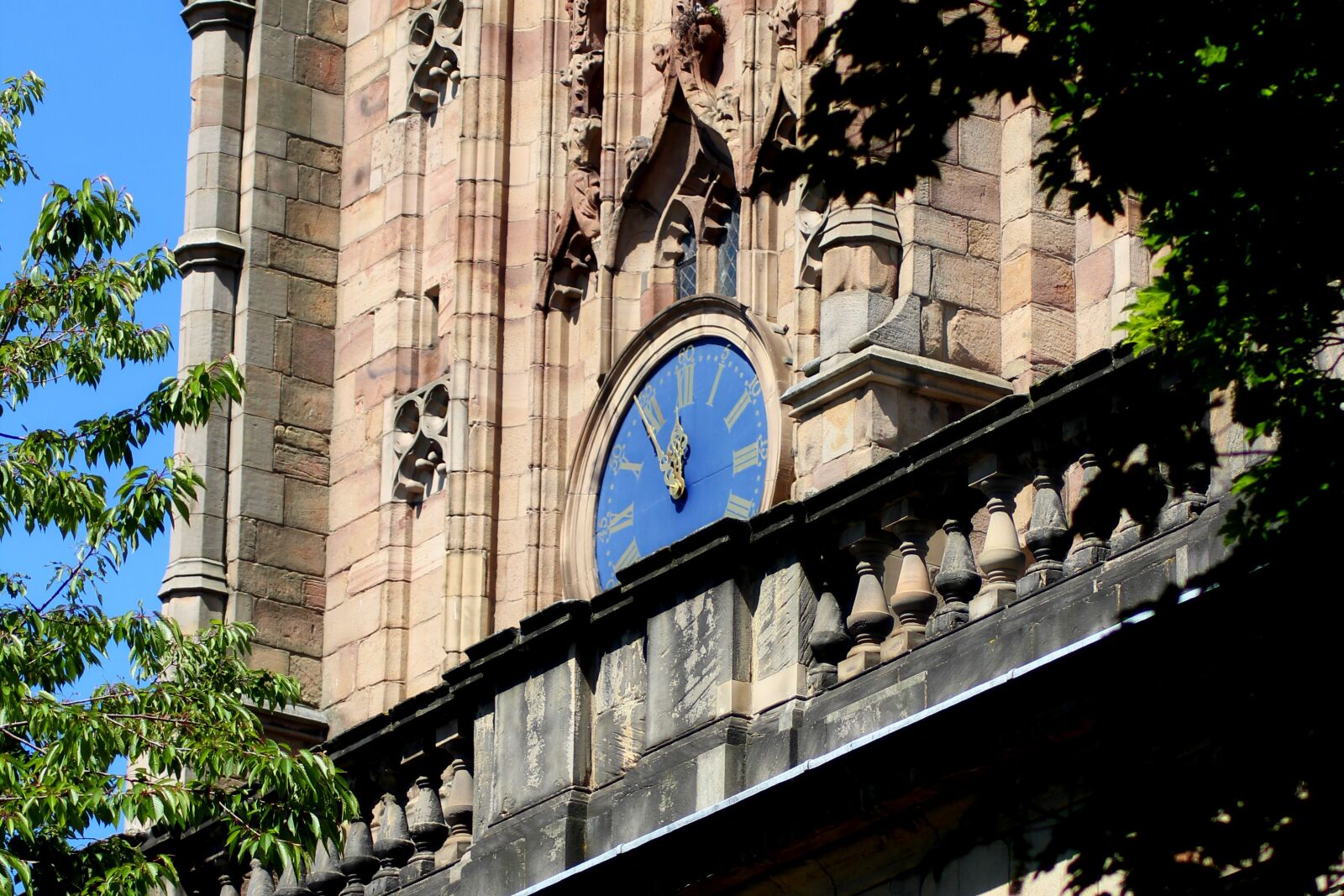 Canon EOS 1300D (EOS Rebel T6 / EOS Kiss X80) sample photo. Clock face, eleventh hour photography
