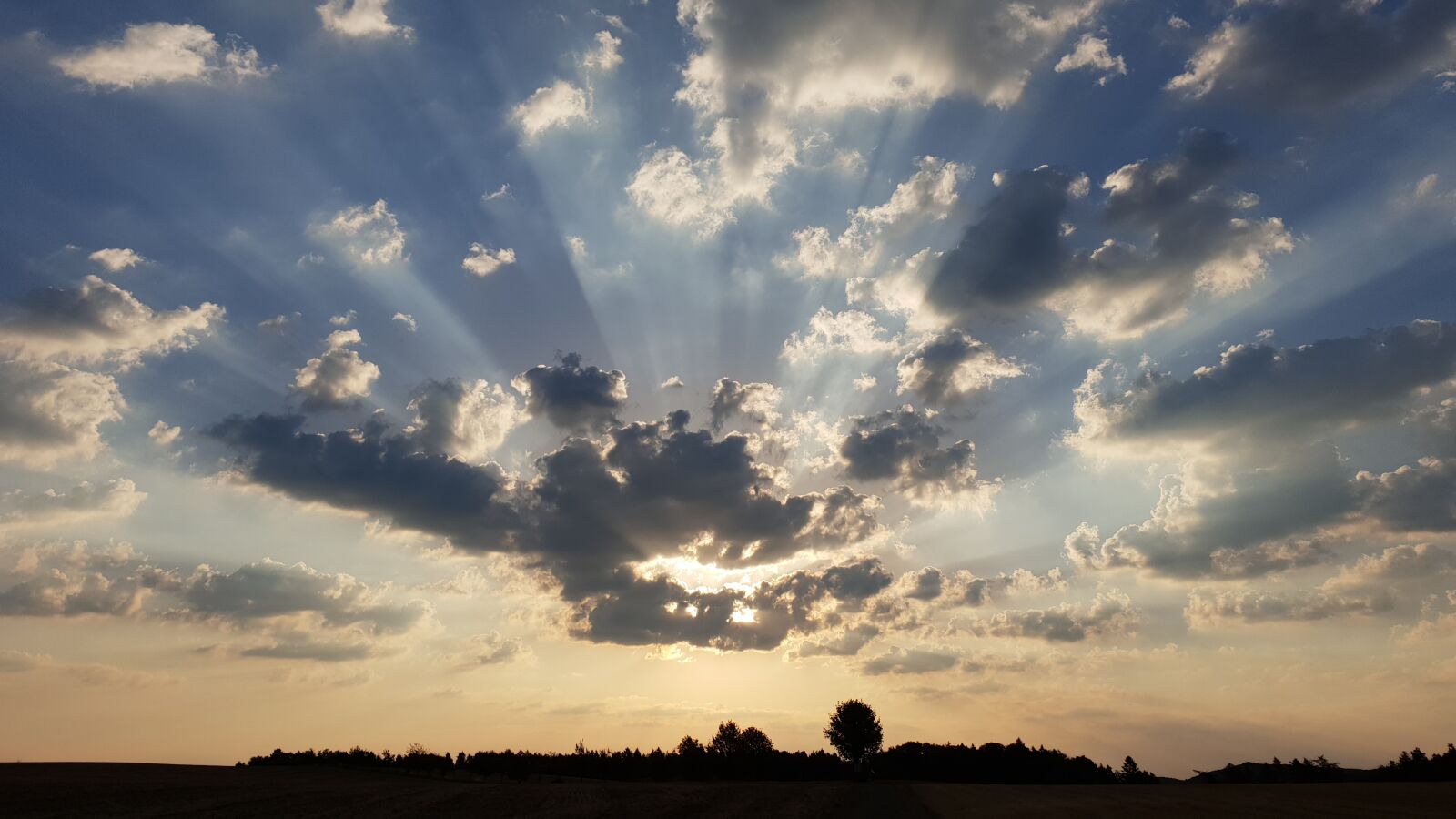 Samsung Galaxy S9+ sample photo. Clouds, sun, sunshine photography