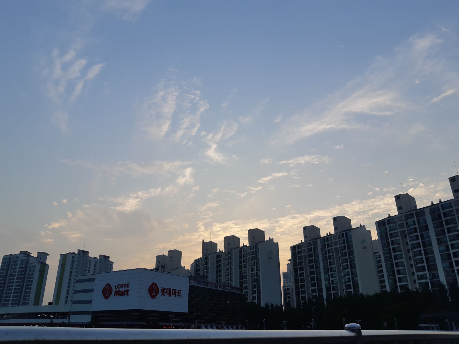 Samsung Galaxy A8(2018) sample photo. Sky, lotte mart, cloud photography