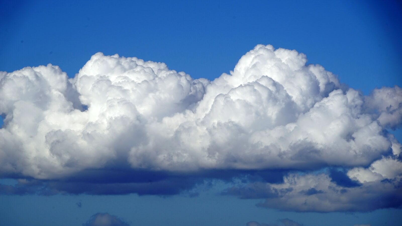 Sony a7 + Sony FE 24-240mm F3.5-6.3 OSS sample photo. Clouds, sky, blue photography