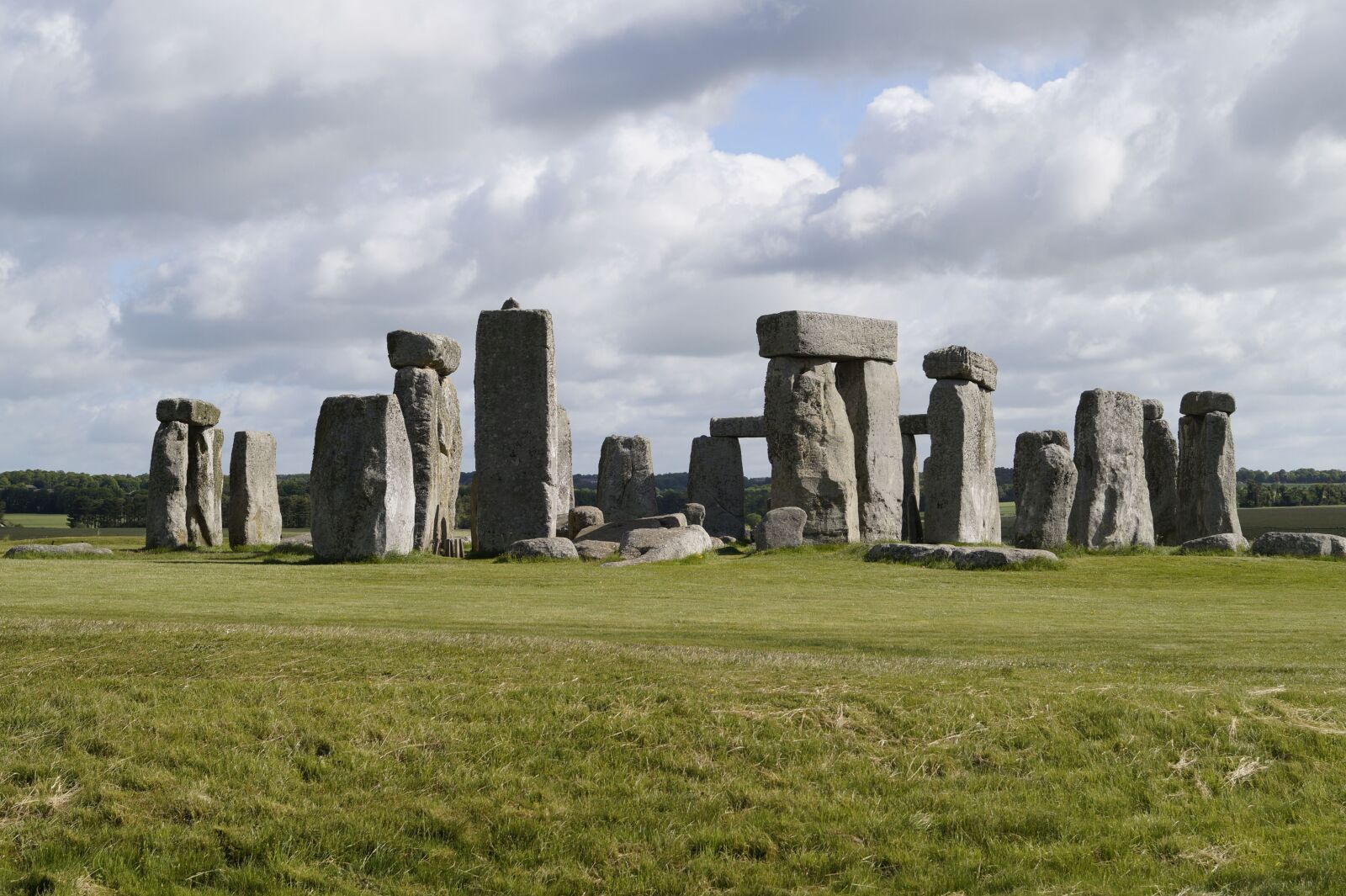 Sony DT 18-55mm F3.5-5.6 SAM II sample photo. Stone circle, grass, sky photography