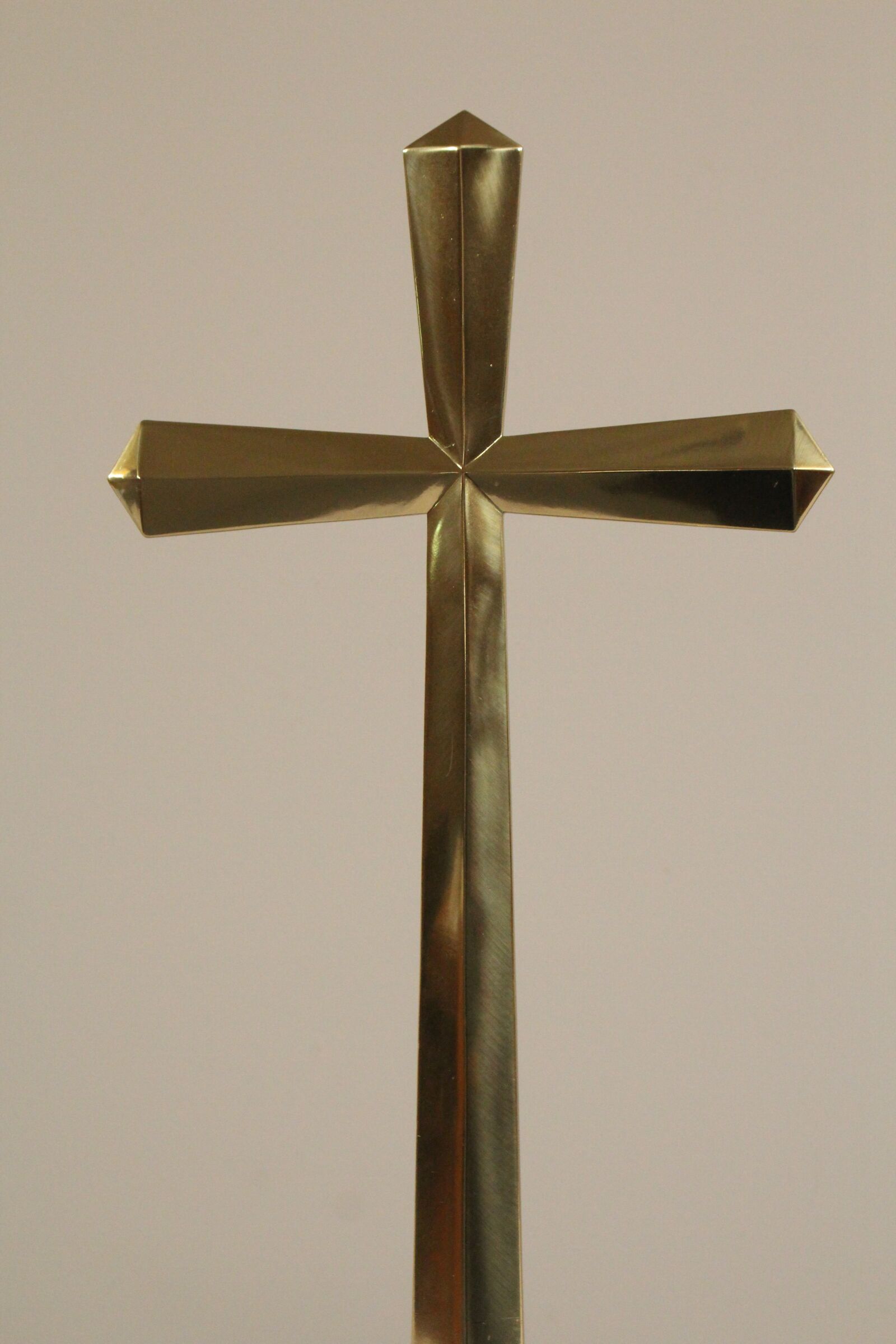 Canon EOS 700D (EOS Rebel T5i / EOS Kiss X7i) sample photo. Cross, gold, crucifix photography
