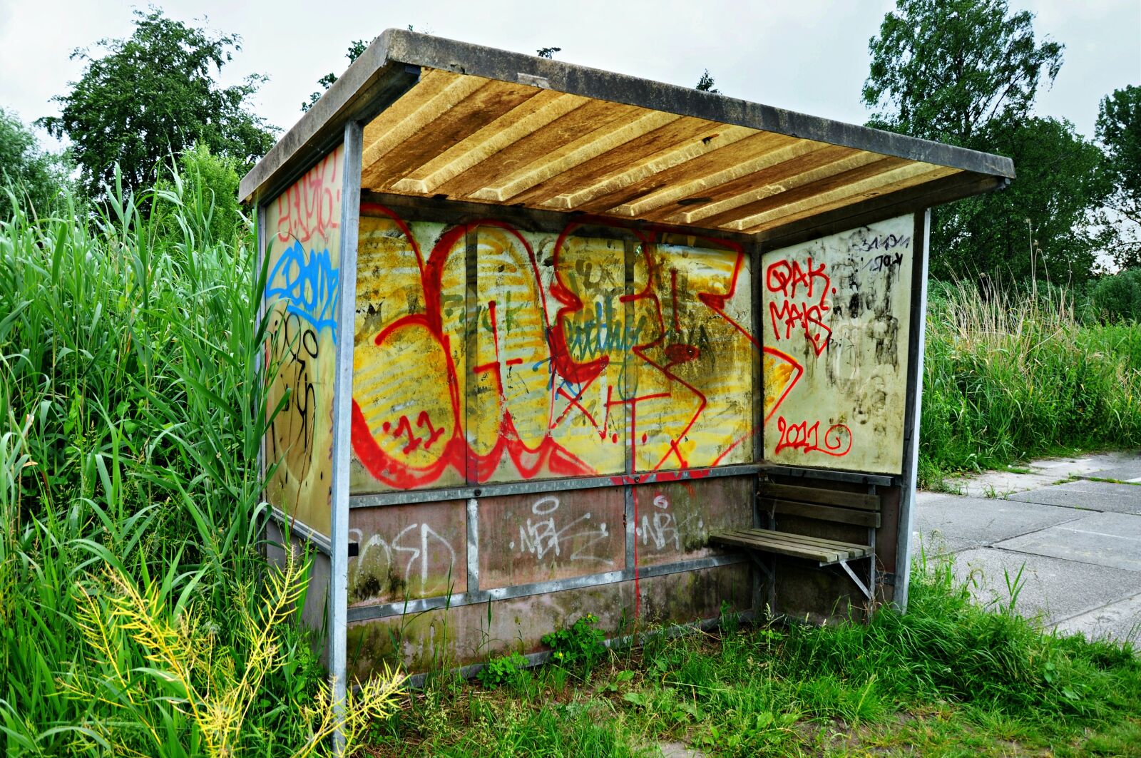 Nikon D90 sample photo. Bus stop, bus shelter photography