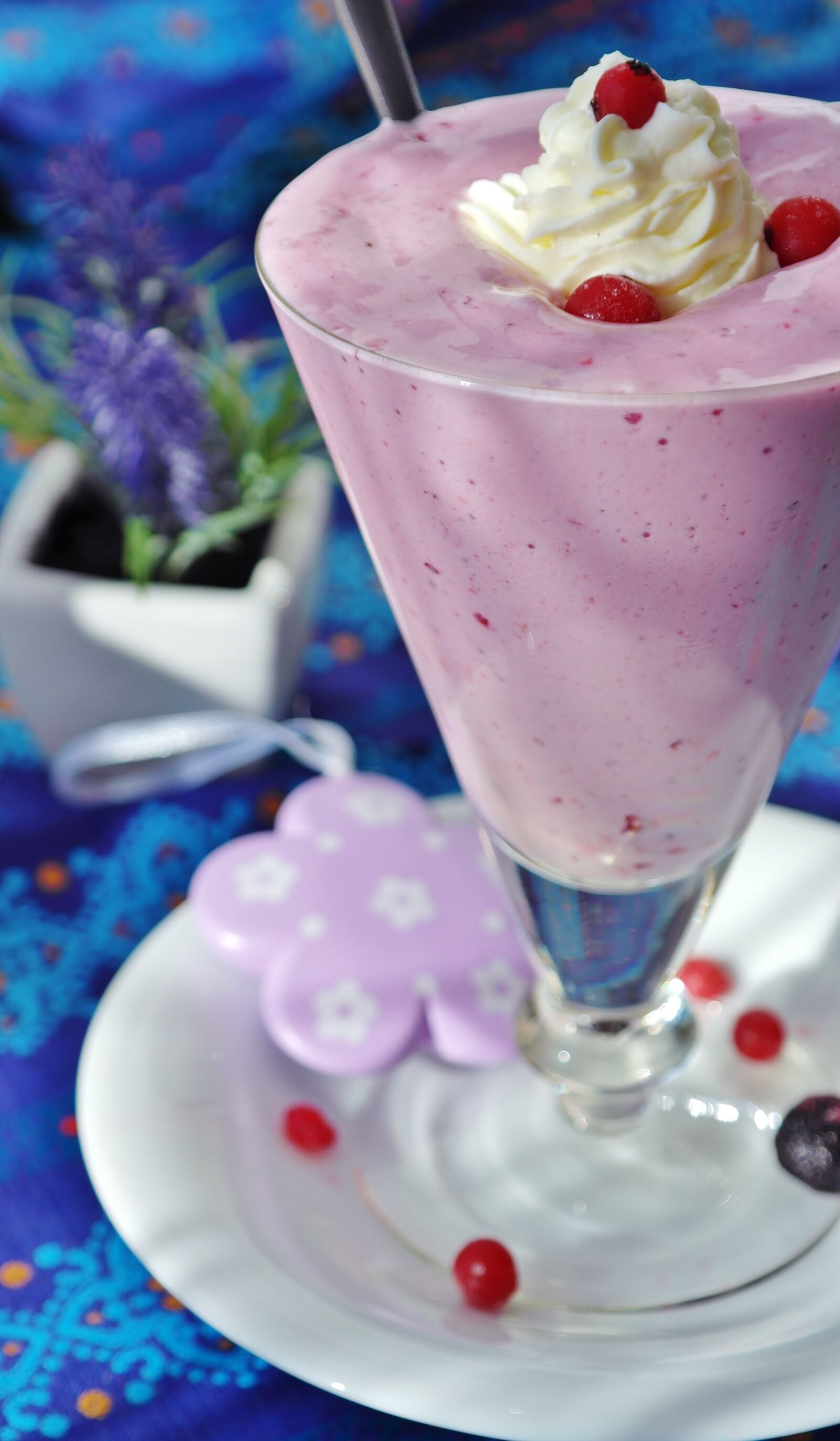 Samsung NX20 sample photo. Milk, drink, berry shake photography