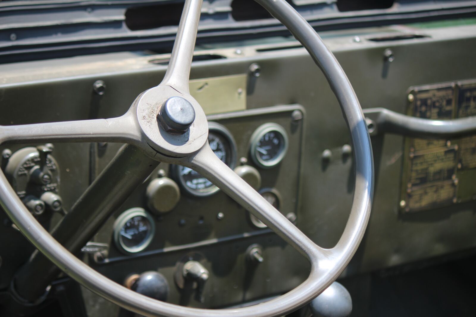 Canon EOS 600D (Rebel EOS T3i / EOS Kiss X5) sample photo. Jeep, steering wheel, military photography