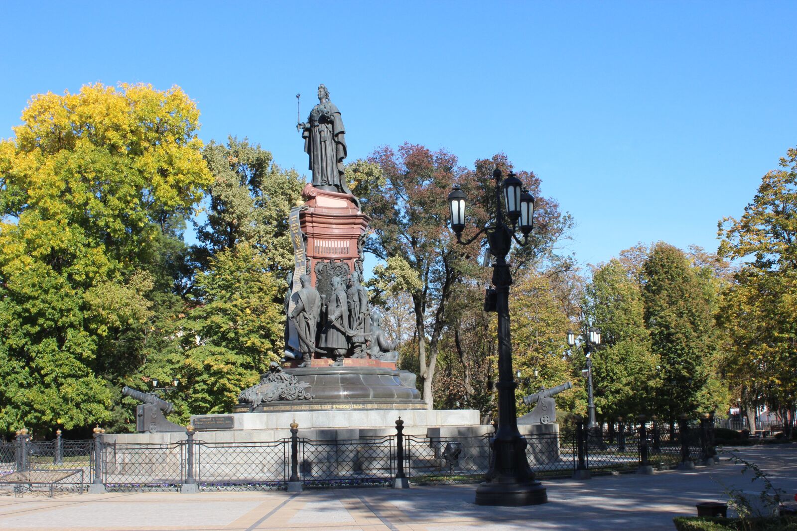 Canon EOS 600D (Rebel EOS T3i / EOS Kiss X5) sample photo. Krasnodar, russia, sculpture photography