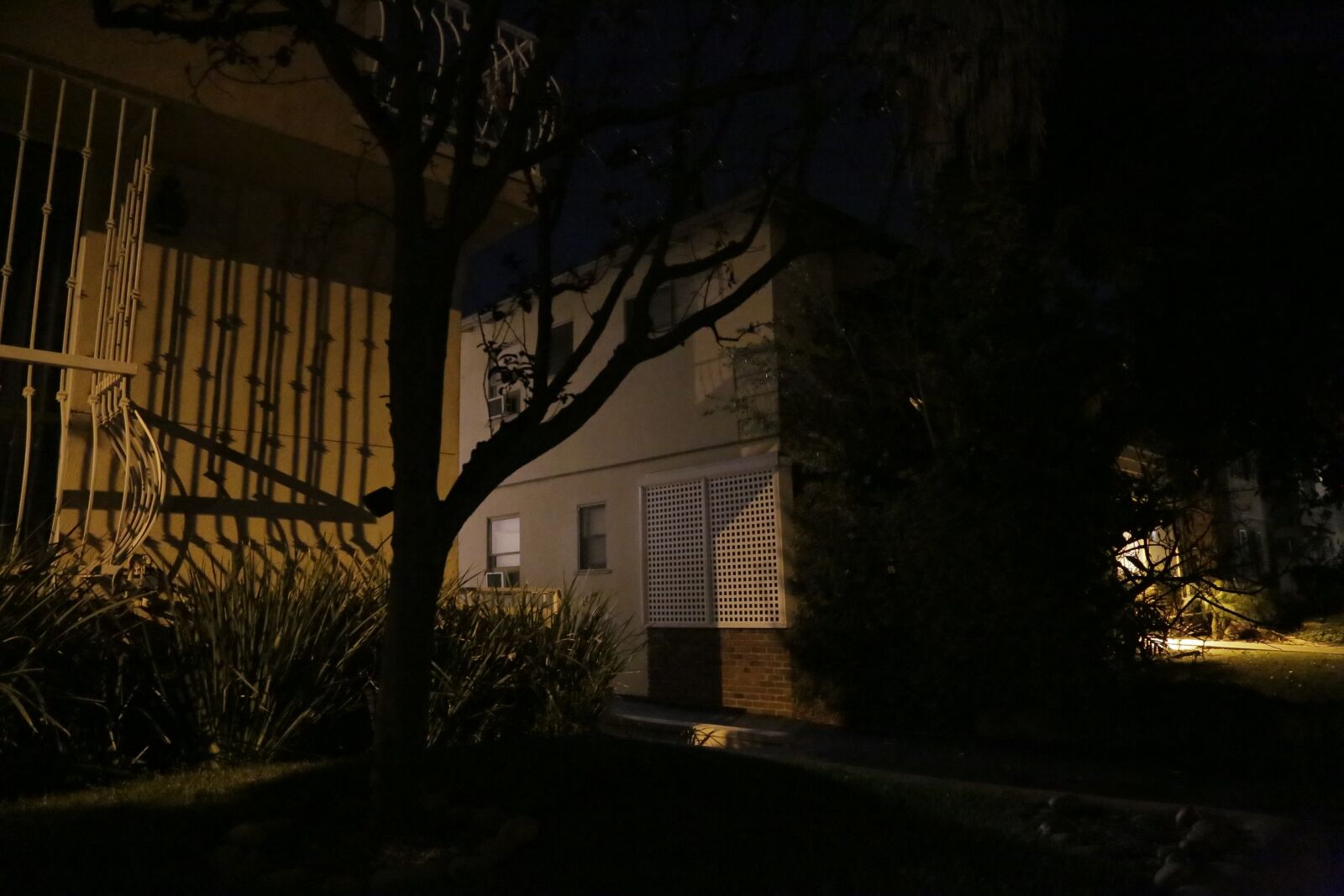 Canon EOS 6D + Canon EF 24-105mm F4L IS USM sample photo. Building, dark, night photography