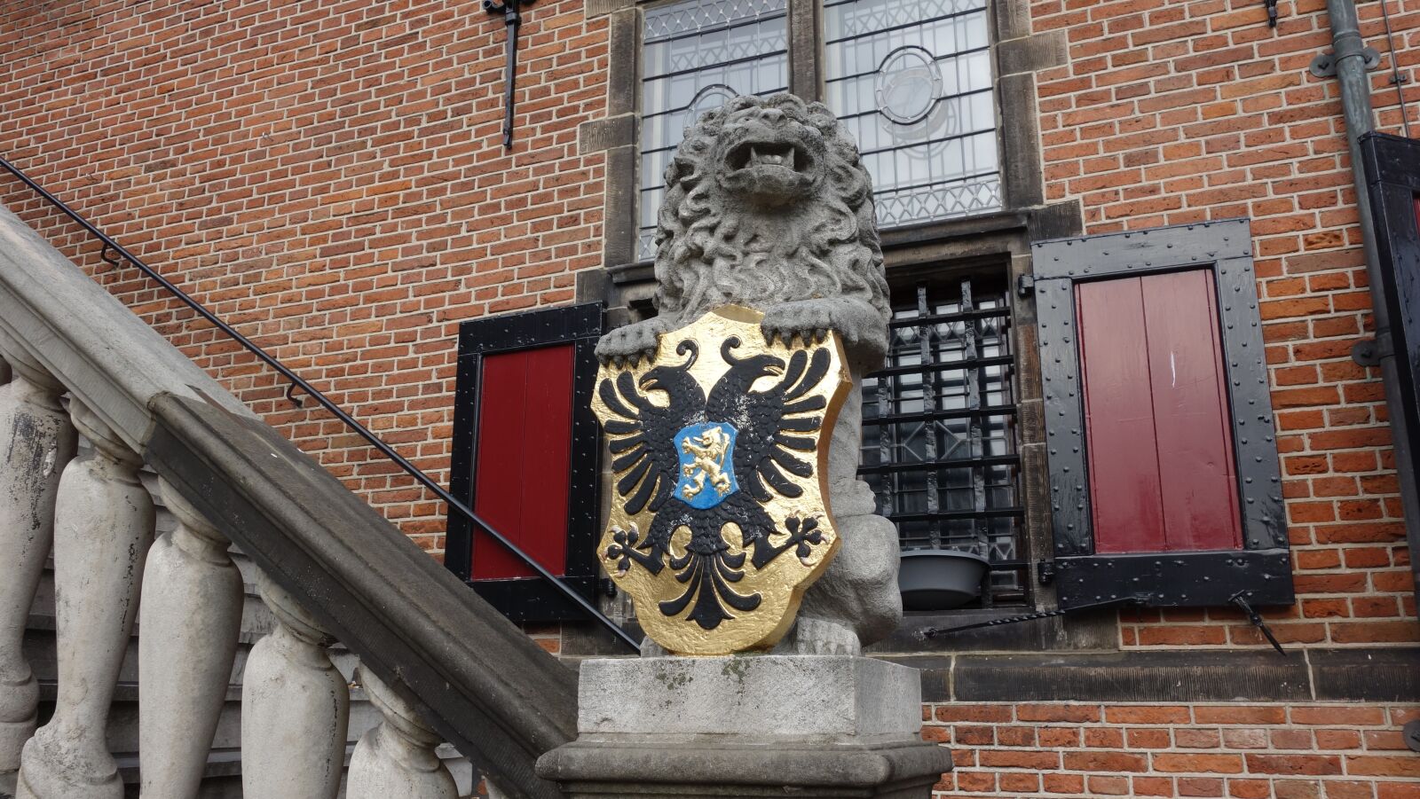 Sony Cyber-shot DSC-RX100 sample photo. Statue, lion, coat of photography