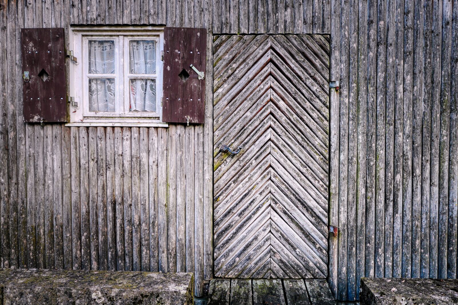 Panasonic Lumix DC-G90 (Lumix DC-G91) sample photo. Wooden wall, scale, boat photography