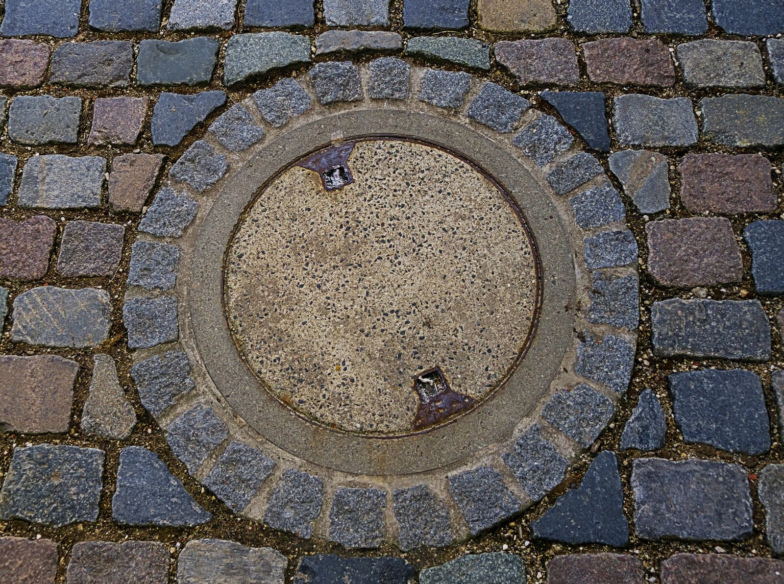 Panasonic Lumix DMC-FZ1000 sample photo. Manhole cover, rusty, round photography