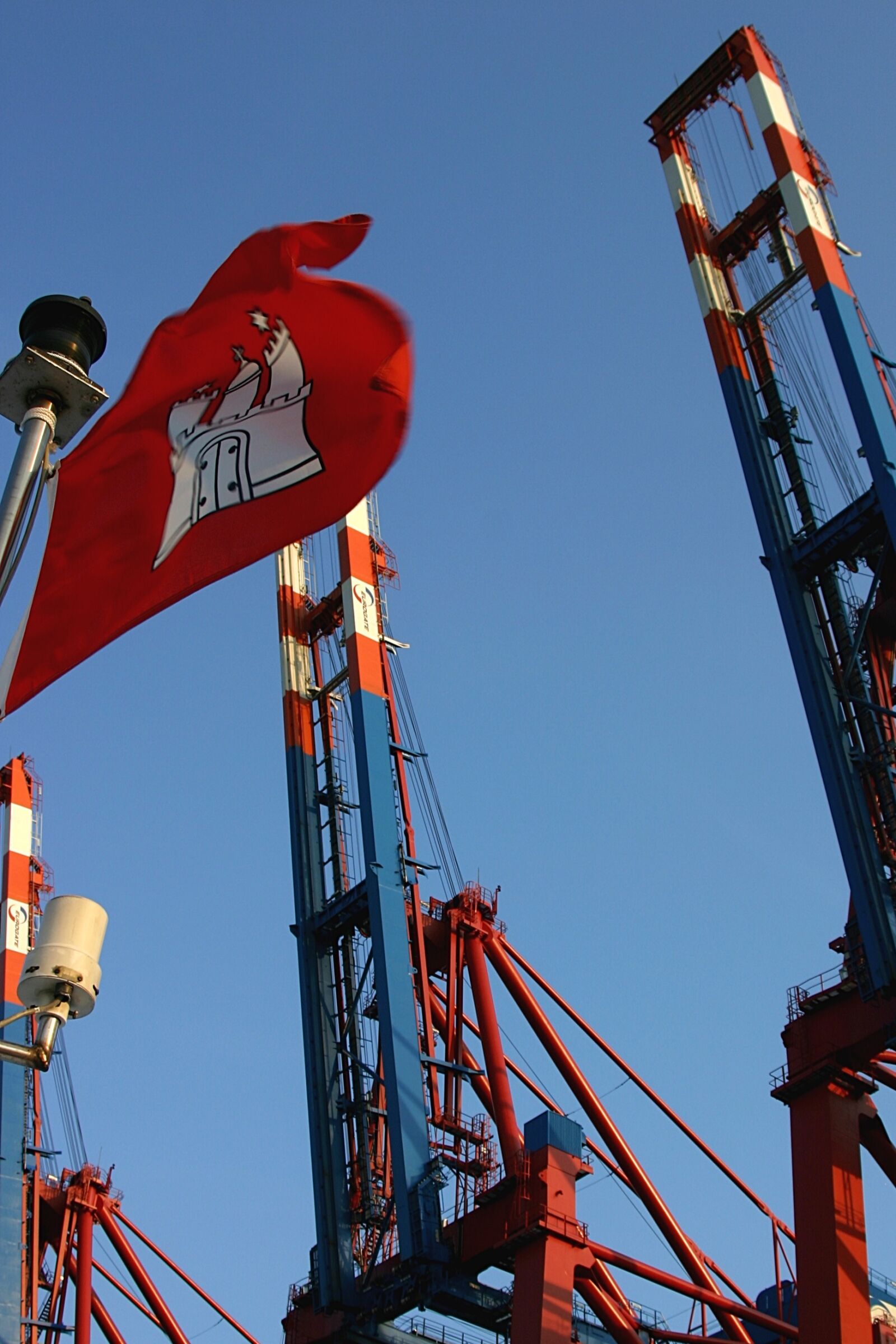 Canon EOS 300D (EOS Digital Rebel / EOS Kiss Digital) sample photo. Hamburg, port, flag photography